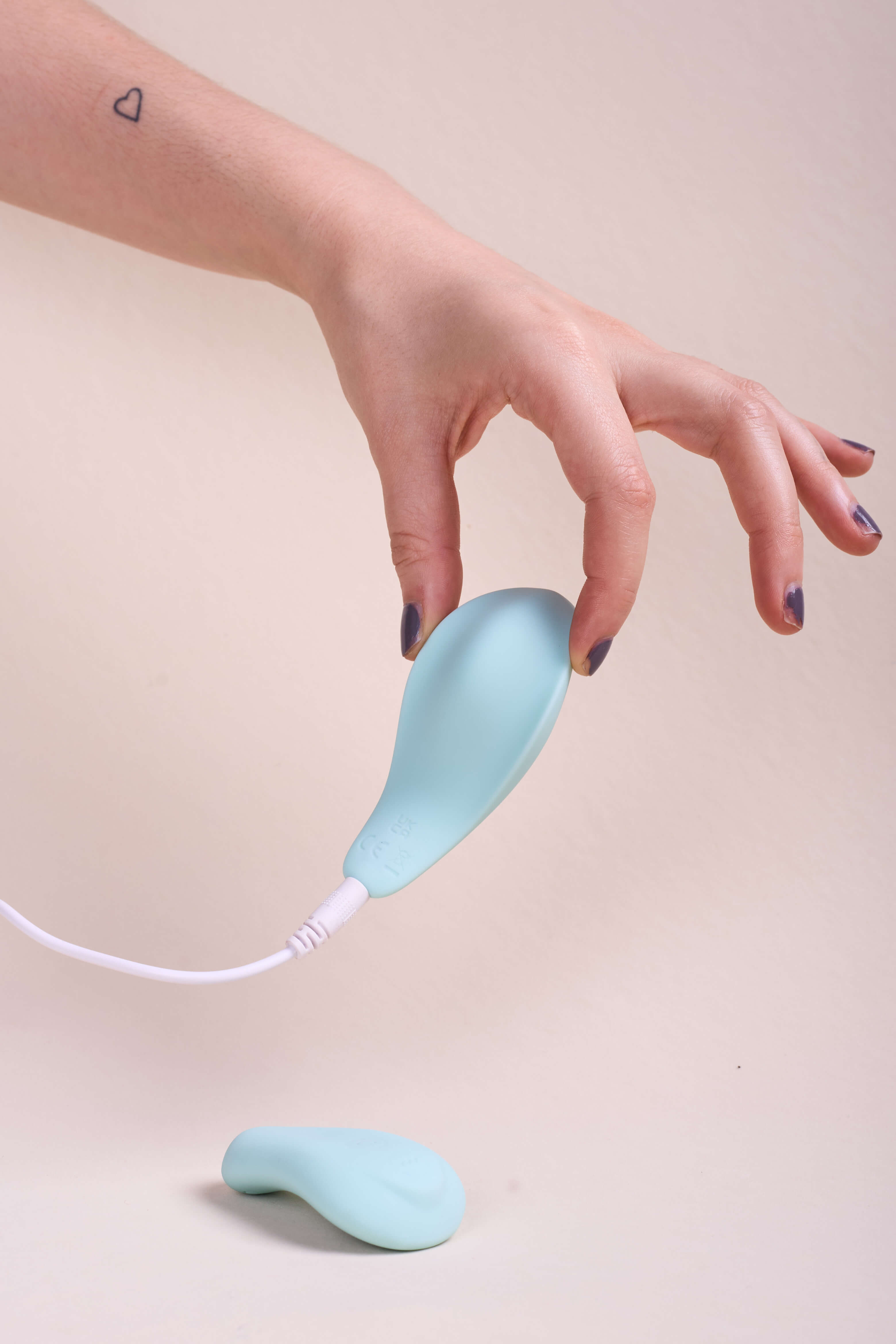 Remote-controlled vibrator for clitoral stimulation | Owna Care Ownacare Remote-controlled vibrator for clitoral stimulation | Owna Care Ownacare